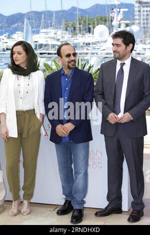 (160521) -- CANNES, May 21, 2016 -- (From R to L) Iranian actor Shahab Hosseini, Iranian director Asghar Farhadi and Iranian actress Taraneh Alidoosti pose on May 21, 2016 during a photocall for the film The Salesman (Forushande) at the 69th Cannes Film Festival in Cannes, southern France. ) FRANCE-CANNES-FILM FESTIVAL-FORUSHANDE-PHOTO CALL JinxYu PUBLICATIONxNOTxINxCHN   160521 Cannes May 21 2016 from r to l Iranian Actor Shahab Hosseini Iranian Director Asghar Farhadi and Iranian actress Taraneh Alidoosti Pose ON May 21 2016 during a photo call for The Film The Salesman Forushande AT The 69t Stock Photo