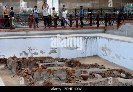 (160521) -- ZHENGZHOU, 21 mai 2016 -- des archéologues de l'étranger visitent un musée des ruines à Zhengzhou, capitale de la province du Henan, le 21 mai 2016. Le premier Congrès archéologique chinois a débuté ici samedi, avec la participation d'environ 400 experts de plus de 10 pays et régions, dont la Grande-Bretagne, l'Égypte, l'Allemagne, l'Inde et les États-Unis. (wyl) CHINA-HENAN-ARCHAEOLOGICAL CONGRESS-VISIT (CN) LixAn PUBLICATIONxNOTxINxCHN 160521 Zhengzhou Mai 21 2016 des archéologues de l'étranger visitent un musée des ruines à Zhengzhou capitale de la Chine centrale S Henan province Mai 21 2016 Banque D'Images