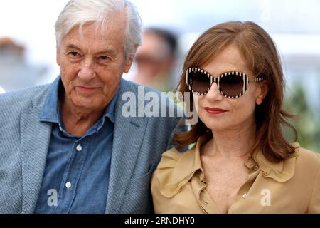 (160521) -- CANNES, le 21 mai 2016 -- l'actrice française Isabelle Huppert(R) et le réalisateur néerlandais Paul Verhoeven posent le 21 mai 2016 lors d'un photocall pour le film elle au 69e Festival de Cannes à Cannes, dans le sud de la France. FRANCE-CANNES-FILM FESTIVAL-ELLE-PHOTO CALL JinxYu PUBLICATIONxNOTxINxCHN 160521 Cannes Mai 21 2016 l'actrice française Isabelle Huppert et le réalisateur néerlandais Paul Verhoeven posent LE 21 2016 mai lors d'un call photo pour le film elle AU 69e Festival de Cannes à Cannes Sud de la France Festival de Cannes elle photo call JinxYu PUBLICATIONxNOTxINxCHN Banque D'Images