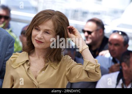 (160521) -- CANNES, le 21 mai 2016 -- l'actrice française Isabelle Huppert pose le 21 mai 2016 lors d'un photocall pour le film elle au 69e Festival de Cannes à Cannes, dans le sud de la France.) FRANCE-CANNES-FILM FESTIVAL-ELLE-PHOTO CALL JinxYu PUBLICATIONxNOTxINxCHN 160521 Cannes Mai 21 2016 l'actrice française Isabelle Huppert pose LE 21 2016 mai lors d'un appel photo pour le film elle AU 69e Festival de Cannes à Cannes Sud de la France Festival de Cannes elle photo call JinxYu PUBLICATIONxNOTxINxCHN Banque D'Images