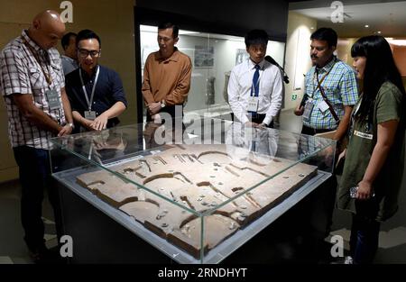 (160521) -- ZHENGZHOU, 21 mai 2016 -- des archéologues de l'étranger visitent un musée des ruines à Zhengzhou, capitale de la province du Henan, le 21 mai 2016. Le premier Congrès archéologique chinois a débuté ici samedi, avec la participation d'environ 400 experts de plus de 10 pays et régions, dont la Grande-Bretagne, l'Égypte, l'Allemagne, l'Inde et les États-Unis. (wyl) CHINA-HENAN-ARCHAEOLOGICAL CONGRESS-VISIT (CN) LixAn PUBLICATIONxNOTxINxCHN 160521 Zhengzhou Mai 21 2016 des archéologues de l'étranger visitent un musée des ruines à Zhengzhou capitale de la Chine centrale S Henan province Mai 21 2016 Banque D'Images