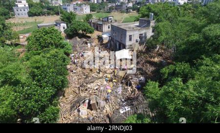 MAOMING, le 21 mai 2016 () -- une photo aérienne prise le 20 mai 2016 montre une maison endommagée à Maoming, dans la province du Guangdong du sud de la Chine. De fortes pluies ont frappé Maoming et ont touché quelque 550 000 résidents locaux, avec 8 morts et 4 disparus. () (cxy) CHINA-GUANGDONG-HEAVY RAIN (CN) Xinhua PUBLICATIONxNOTxINxCHN Maoming Mai 21 2016 une photo aérienne prise LE 20 2016 mai montre une maison endommagée à Maoming South China S Guangdong province une pluie lourde a frappé Maoming et a affecté quelque 550 000 résidents locaux avec 8 morts et 4 disparus Cxy China Guangdong Heavy pluie CN XINHUA PUBLICATIONxNOTxINxCHN Banque D'Images