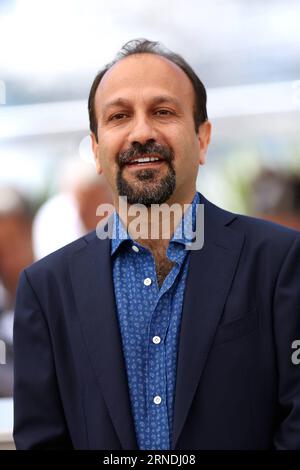 (160521) -- CANNES, 21 mai 2016 -- le réalisateur iranien Asghar Farhadi pose le 21 mai 2016 lors d'un photocall pour le film le vendeur (Forushande) au 69e Festival de Cannes à Cannes, dans le sud de la France. FRANCE-CANNES-FILM FESTIVAL-FORUSHANDE-PHOTO CALL JinxYu PUBLICATIONxNOTxINxCHN 160521 Cannes Mai 21 2016 le réalisateur iranien Asghar Farhadi pose LE 21 2016 mai lors d'une photo call pour le film le vendeur Forushande AU 69e Festival de Cannes Sud de la France Festival de Cannes Forushande photo call JinxYu PUBLICATIONxNOXNXTxINXINCHN Banque D'Images