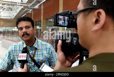 (160521) -- ZHENGZHOU, 21 mai 2016 -- le chercheur indien Sanjay Kumar Manjul est interviewé par l'agence de presse Xinhua dans un musée des ruines à Zhengzhou, capitale de la province du Henan, le 21 mai 2016. Le premier Congrès archéologique chinois a débuté ici samedi, avec la participation d'environ 400 experts de plus de 10 pays et régions, dont la Grande-Bretagne, l'Égypte, l'Allemagne, l'Inde et les États-Unis. (wyl) CHINA-HENAN-ARCHAEOLOGICAL CONGRESS-VISIT (CN) LixAn PUBLICATIONxNOTxINxCHN 160521 Zhengzhou Mai 21 2016 le chercheur indien Sanjay Kumar Manjul EST interviewé par l'agence de presse XINHUA i. Banque D'Images