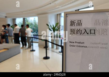 Shanghai, Chine. 30 août 2023. SHANGHAI, CHINE - le 30 AOÛT 2023 - les clients font la queue pour prendre rendez-vous pour acheter le téléphone mobile Mate 60RLR de Huawei, qui prend en charge le réseau 5G, au magasin phare de Huawei à Shanghai, en Chine, le 30 août 2023. Hier (29) Huawei a vendu Mate 60RBA à l'avance sur le site officiel sans tenir de conférence de presse. (Photo Costfoto/NurPhoto) crédit : NurPhoto SRL/Alamy Live News Banque D'Images