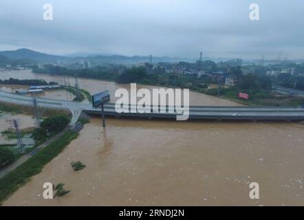 MAOMING, le 21 mai 2016 () -- une photo aérienne prise le 20 mai 2016 montre le niveau élevé de la rivière Jin à Maoming, dans la province du Guangdong du sud de la Chine. De fortes pluies ont frappé Maoming et ont touché quelque 550 000 résidents locaux, avec 8 morts et 4 disparus. () (cxy) CHINA-GUANGDONG-HEAVY RAIN (CN) Xinhua PUBLICATIONxNOTxINxCHN Maoming Mai 21 2016 une photo aérienne prise LE 20 2016 mai montre le niveau élevé de la rivière Jin à Maoming Chine méridionale sud province du Guangdong une forte pluie a frappé Maoming et a affecté quelque 550 000 résidents locaux avec 8 morts et 4 manquant Cxy Chine Guangdong Heavy Rain CN XINHUA PUBLICAT Banque D'Images