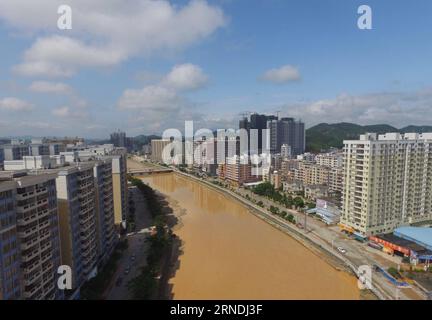 MAOMING, le 21 mai 2016 () -- une photo aérienne prise le 20 mai 2016 montre le niveau élevé de la rivière Jin à Maoming, dans la province du Guangdong du sud de la Chine. De fortes pluies ont frappé Maoming et ont touché quelque 550 000 résidents locaux, avec 8 morts et 4 disparus. () (cxy) CHINA-GUANGDONG-HEAVY RAIN (CN) Xinhua PUBLICATIONxNOTxINxCHN Maoming Mai 21 2016 une photo aérienne prise LE 20 2016 mai montre le niveau élevé de la rivière Jin à Maoming Chine méridionale sud province du Guangdong une forte pluie a frappé Maoming et a affecté quelque 550 000 résidents locaux avec 8 morts et 4 manquant Cxy Chine Guangdong Heavy Rain CN XINHUA PUBLICAT Banque D'Images