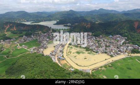 MAOMING, le 21 mai 2016 () -- une photo aérienne prise le 20 mai 2016 montre une inondation qui traverse Maoming, dans la province du Guangdong du sud de la Chine. De fortes pluies ont frappé Maoming et ont touché quelque 550 000 résidents locaux, avec 8 morts et 4 disparus. () (cxy) CHINA-GUANGDONG-HEAVY RAIN (CN) Xinhua PUBLICATIONxNOTxINxCHN Maoming Mai 21 2016 une photo aérienne prise LE 20 2016 mai montre une inondation QUI traverse Maoming du Sud de la Chine Sud du Guangdong province de la pluie lourde a frappé Maoming et a affecté quelque 550 000 résidents locaux avec 8 morts et 4 disparus Cxy Chine Guangdong Heavy Rain CN XINHUA PUBLICATIONxNOTxINxCHN Banque D'Images