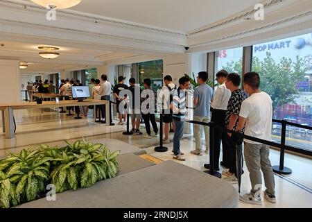 Shanghai, Chine. 30 août 2023. SHANGHAI, CHINE - le 30 AOÛT 2023 - les clients font la queue pour prendre rendez-vous pour acheter le téléphone mobile Mate 60RLR de Huawei, qui prend en charge le réseau 5G, au magasin phare de Huawei à Shanghai, en Chine, le 30 août 2023. Hier (29) Huawei a vendu Mate 60RBA à l'avance sur le site officiel sans tenir de conférence de presse. (Photo Costfoto/NurPhoto) crédit : NurPhoto SRL/Alamy Live News Banque D'Images
