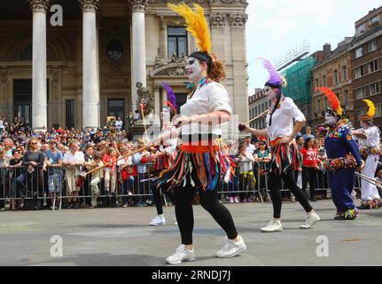 (160522) -- BRUXELLES, le 22 mai 2016 -- des artistes participent à la parade biannuelle de Zinneke sous le thème fragil à Bruxelles, capitale de la Belgique, le 21 mai 2016. BELGIUM-BRUSSELS-ZINNEKE PARADE GongxBing PUBLICATIONxNOTxINxCHN 160522 Bruxelles Mai 22 2016 les artistes participent à la parade bisannuelle Zinneke sous le thème fragile à Bruxelles capitale de Belgique LE 21 2016 mai Belgique Bruxelles Zinneke Parade GongxBing PUBLICATIONxNOTxINxCHN Banque D'Images