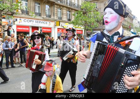 (160522) -- BRUXELLES, le 22 mai 2016 -- des artistes participent à la parade biannuelle de Zinneke sous le thème fragil à Bruxelles, capitale de la Belgique, le 21 mai 2016. BELGIUM-BRUSSELS-ZINNEKE PARADE GongxBing PUBLICATIONxNOTxINxCHN 160522 Bruxelles Mai 22 2016 les artistes participent à la parade bisannuelle Zinneke sous le thème fragile à Bruxelles capitale de Belgique LE 21 2016 mai Belgique Bruxelles Zinneke Parade GongxBing PUBLICATIONxNOTxINxCHN Banque D'Images