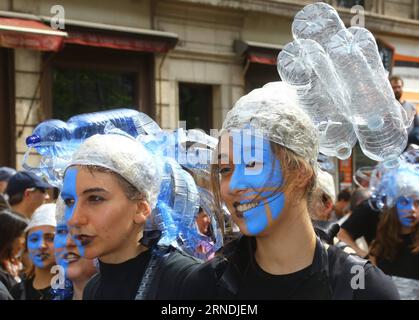 (160522) -- BRUXELLES, le 22 mai 2016 -- des artistes participent à la parade biannuelle de Zinneke sous le thème fragil à Bruxelles, capitale de la Belgique, le 21 mai 2016. BELGIUM-BRUSSELS-ZINNEKE PARADE GongxBing PUBLICATIONxNOTxINxCHN 160522 Bruxelles Mai 22 2016 les artistes participent à la parade bisannuelle Zinneke sous le thème fragile à Bruxelles capitale de Belgique LE 21 2016 mai Belgique Bruxelles Zinneke Parade GongxBing PUBLICATIONxNOTxINxCHN Banque D'Images