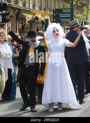 (160522) -- BRUXELLES, le 22 mai 2016 -- des artistes participent à la parade biannuelle de Zinneke sous le thème fragil à Bruxelles, capitale de la Belgique, le 21 mai 2016. BELGIUM-BRUSSELS-ZINNEKE PARADE GongxBing PUBLICATIONxNOTxINxCHN 160522 Bruxelles Mai 22 2016 les artistes participent à la parade bisannuelle Zinneke sous le thème fragile à Bruxelles capitale de Belgique LE 21 2016 mai Belgique Bruxelles Zinneke Parade GongxBing PUBLICATIONxNOTxINxCHN Banque D'Images