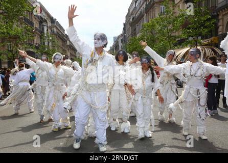 (160522) -- BRUXELLES, le 22 mai 2016 -- des artistes participent à la parade biannuelle de Zinneke sous le thème fragil à Bruxelles, capitale de la Belgique, le 21 mai 2016. BELGIUM-BRUSSELS-ZINNEKE PARADE GongxBing PUBLICATIONxNOTxINxCHN 160522 Bruxelles Mai 22 2016 les artistes participent à la parade bisannuelle Zinneke sous le thème fragile à Bruxelles capitale de Belgique LE 21 2016 mai Belgique Bruxelles Zinneke Parade GongxBing PUBLICATIONxNOTxINxCHN Banque D'Images