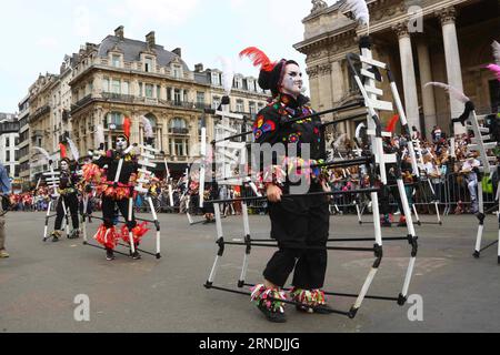 (160522) -- BRUXELLES, le 22 mai 2016 -- des artistes participent à la parade biannuelle de Zinneke sous le thème fragil à Bruxelles, capitale de la Belgique, le 21 mai 2016. BELGIUM-BRUSSELS-ZINNEKE PARADE GongxBing PUBLICATIONxNOTxINxCHN 160522 Bruxelles Mai 22 2016 les artistes participent à la parade bisannuelle Zinneke sous le thème fragile à Bruxelles capitale de Belgique LE 21 2016 mai Belgique Bruxelles Zinneke Parade GongxBing PUBLICATIONxNOTxINxCHN Banque D'Images