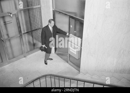 Actual 01 - 2 - 1974 : Voici Jens Evensen- comme la foudre de pétrole! Tout le chef du pétrole norvégien, Jens Evensen, a réussi l'incroyable : rester populaire malgré les injonctions et les restrictions. Aujourd'hui, un ministre du Commerce doit aussi agir comme ministre d'action. Ensuite, il prolonge également la journée de travail de la moitié de la nuit. Nous nous sommes fatigués juste de le suivre de tôt le matin à tard dans la nuit. Photo : Ivar Aaserud / Aktuell / NTB ***PHOTO NON TRAITÉE*** ce texte a été traduit automatiquement! Banque D'Images