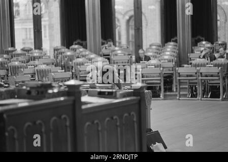 Actual 01 - 2 - 1974 : Voici Jens Evensen- comme la foudre de pétrole! Tout le chef du pétrole norvégien, Jens Evensen, a réussi l'incroyable : rester populaire malgré les injonctions et les restrictions. Aujourd'hui, un ministre du Commerce doit aussi agir comme ministre d'action. Ensuite, il prolonge également la journée de travail de la moitié de la nuit. Nous nous sommes fatigués juste de le suivre de tôt le matin à tard dans la nuit. Photo : Ivar Aaserud / Aktuell / NTB ***PHOTO NON TRAITÉE*** ce texte a été traduit automatiquement! Banque D'Images