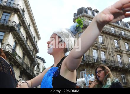 (160522) -- BRUXELLES, le 22 mai 2016 -- Un artiste participe à la parade biannuelle de Zinneke sous le thème fragil à Bruxelles, capitale de la Belgique, le 21 mai 2016.) BELGIUM-BRUSSELS-ZINNEKE PARADE GongxBing PUBLICATIONxNOTxINxCHN 160522 Bruxelles Mai 22 2016 un Performer participe à la parade biannuelle de Zinneke sous le thème fragile à Bruxelles capitale de Belgique LE 21 2016 Mai Belgique Bruxelles Zinneke Parade GongxBing PUBLICATIONxNOTxINxCHN Banque D'Images