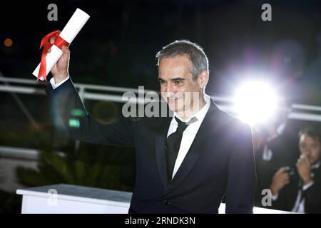 69. Festival de Cannes - Preisträger (160522) -- CANNES, le 22 mai 2016 -- le réalisateur Olivier Assayas, lauréat du Prix du meilleur réalisateur pour son film Personal Shopper , pose lors d'un photocall après la cérémonie de clôture du 69e Festival de Cannes à Cannes, France, le 22 mai 2016.) FRANCE-CANNES-FILM FESTIVAL-AWARD-PHOTOCALL JinxYu PUBLICATIONxNOTxINxCHN Prix du Festival de Cannes 69 lauréats 160522 Cannes Mai 22 2016 le réalisateur Olivier Assayas lauréat du Prix du meilleur réalisateur pour son équipe de cinéma Shoppers pose lors d'un appel photo après la cérémonie de CLÔTURE du 69e Festival de Cannes à Cannes France Ma Banque D'Images