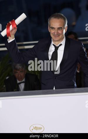 (160522) -- CANNES, le 22 mai 2016 -- le réalisateur Olivier Assayas, lauréat du Prix du meilleur réalisateur pour son film Personal Shopper , pose lors d'un photocall après la cérémonie de clôture du 69e Festival de Cannes à Cannes, France, le 22 mai 2016.) FRANCE-CANNES-FILM FESTIVAL-AWARD-PHOTOCALL JinxYu PUBLICATIONxNOTxINxCHN 160522 Cannes Mai 22 2016 réalisateur Olivier Assayas lauréat du Prix du meilleur réalisateur pour son équipe film Shoppers pose lors d'un appel photo après la cérémonie DE CLÔTURE du 69e Festival de Cannes France 22 2016 Mai France Prix du Festival de Cannes appel photo JinxYu PUBLICATION Banque D'Images