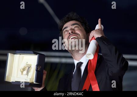 (160522) -- CANNES, 22 mai 2016 -- l'acteur Shahab Hosseini, lauréat du Prix du meilleur acteur pour son rôle dans le film Forushande (le vendeur), pose lors d'un photocall après la cérémonie de clôture du 69e Festival de Cannes à Cannes, France, le 22 mai 2016.) FRANCE-CANNES-FILM FESTIVAL-AWARD-PHOTOCALL JinxYu PUBLICATIONxNOTxINxCHN 160522 Cannes Mai 22 2016 acteur Shahab Hosseini Prix du meilleur acteur lauréat pour son rôle dans le film Forushande le vendeur pose lors d'une séance photo après la cérémonie DE CLÔTURE du 69e Festival de Cannes France Mai 22 2016 France Festival de Cannes récompense Banque D'Images
