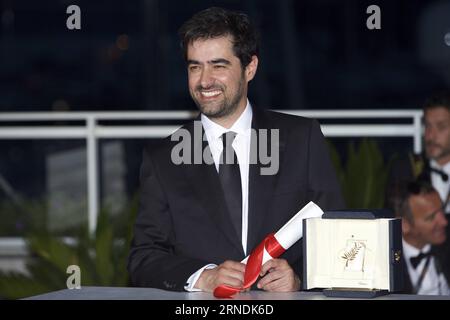 69. Festival de Cannes - Shahab Hosseini bester Schauspieler (160522) - CANNES, 22 mai 2016 l'acteur Shahab Hosseini, lauréat du Prix du meilleur acteur pour son rôle dans le film Forushande (le vendeur), pose lors d'un photocall après la cérémonie de clôture du 69e Festival de Cannes à Cannes, France, le 22 mai 2016.) FRANCE-CANNES-FILM FESTIVAL-AWARD-PHOTOCALL JinxYu PUBLICATIONxNOTxINxCHN 69 Festival de Cannes Shahab Hosseini meilleur acteur 160522 Cannes Mai 22 2016 acteur Shahab Hosseini meilleur acteur lauréat pour son rôle dans le film Forushande le vendeur pose lors d'un appel photo après le CLO Banque D'Images