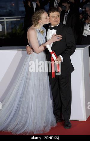 (160522) -- CANNES, le 22 mai 2016 -- le réalisateur roumain Cristian Mungiu(R) pose avec l'actrice roumaine Maria Dragus après avoir reçu le prix du meilleur réalisateur pour le film Bacalaureate (graduation) lors d'un photocall au 69e Festival de Cannes, dans le sud de la France, le 22 mai 2016.) FRANCE-CANNES-FILM FESTIVAL-AWARD-PHOTOCALL JinxYu PUBLICATIONxNOTxINxCHN 160522 Cannes Mai 22 2016 le réalisateur roumain Cristian Mungiu r pose avec l'actrice roumaine Mary Dragus après avoir reçu le Prix du meilleur réalisateur pour la graduation du film lors d'une conférence photo AU 69e Festival de Cannes Banque D'Images