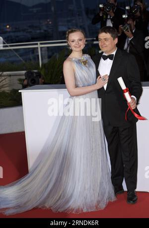 (160522) -- CANNES, le 22 mai 2016 -- le réalisateur roumain Cristian Mungiu(R) pose avec l'actrice roumaine Maria Dragus après avoir reçu le prix du meilleur réalisateur pour le film Bacalaureate (graduation) lors d'un photocall au 69e Festival de Cannes, dans le sud de la France, le 22 mai 2016.) FRANCE-CANNES-FILM FESTIVAL-AWARD-PHOTOCALL JinxYu PUBLICATIONxNOTxINxCHN 160522 Cannes Mai 22 2016 le réalisateur roumain Cristian Mungiu r pose avec l'actrice roumaine Mary Dragus après avoir reçu le Prix du meilleur réalisateur pour la graduation du film lors d'une conférence photo AU 69e Festival de Cannes Banque D'Images