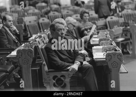 Actual 01 - 2 - 1974 : Voici Jens Evensen- comme la foudre de pétrole! Tout le chef du pétrole norvégien, Jens Evensen, a réussi l'incroyable : rester populaire malgré les injonctions et les restrictions. Aujourd'hui, un ministre du Commerce doit aussi agir comme ministre d'action. Ensuite, il prolonge également la journée de travail de la moitié de la nuit. Nous nous sommes fatigués juste de le suivre de tôt le matin à tard dans la nuit. Photo : Ivar Aaserud / Aktuell / NTB ***PHOTO NON TRAITÉE*** ce texte a été traduit automatiquement! Banque D'Images