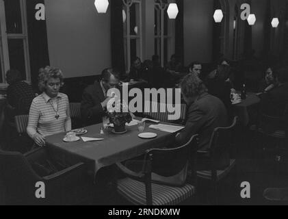 Actual 01 - 2 - 1974 : Voici Jens Evensen- comme la foudre de pétrole! Tout le chef du pétrole norvégien, Jens Evensen, a réussi l'incroyable : rester populaire malgré les injonctions et les restrictions. Aujourd'hui, un ministre du Commerce doit aussi agir comme ministre d'action. Ensuite, il prolonge également la journée de travail de la moitié de la nuit. Nous nous sommes fatigués juste de le suivre de tôt le matin à tard dans la nuit. Photo : Ivar Aaserud / Aktuell / NTB ***PHOTO NON TRAITÉE*** ce texte a été traduit automatiquement! Banque D'Images