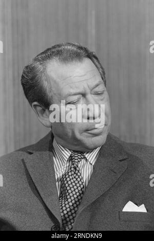 Actual 01 - 2 - 1974 : Voici Jens Evensen- comme la foudre de pétrole! Tout le chef du pétrole norvégien, Jens Evensen, a réussi l'incroyable : rester populaire malgré les injonctions et les restrictions. Aujourd'hui, un ministre du Commerce doit aussi agir comme ministre d'action. Ensuite, il prolonge également la journée de travail de la moitié de la nuit. Nous nous sommes fatigués juste de le suivre de tôt le matin à tard dans la nuit. Photo : Ivar Aaserud / Aktuell / NTB ***PHOTO NON TRAITÉE*** ce texte a été traduit automatiquement! Banque D'Images