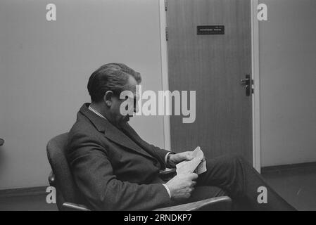 Actual 01 - 2 - 1974 : Voici Jens Evensen- comme la foudre de pétrole! Tout le chef du pétrole norvégien, Jens Evensen, a réussi l'incroyable : rester populaire malgré les injonctions et les restrictions. Aujourd'hui, un ministre du Commerce doit aussi agir comme ministre d'action. Ensuite, il prolonge également la journée de travail de la moitié de la nuit. Nous nous sommes fatigués juste de le suivre de tôt le matin à tard dans la nuit. Photo : Ivar Aaserud / Aktuell / NTB ***PHOTO NON TRAITÉE*** ce texte a été traduit automatiquement! Banque D'Images