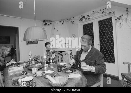 Actual 01 - 2 - 1974 : Voici Jens Evensen- comme la foudre de pétrole! Tout le chef du pétrole norvégien, Jens Evensen, a réussi l'incroyable : rester populaire malgré les injonctions et les restrictions. Aujourd'hui, un ministre du Commerce doit aussi agir comme ministre d'action. Ensuite, il prolonge également la journée de travail de la moitié de la nuit. Nous nous sommes fatigués juste de le suivre de tôt le matin à tard dans la nuit. Photo : Ivar Aaserud / Aktuell / NTB ***PHOTO NON TRAITÉE*** ce texte a été traduit automatiquement! Banque D'Images