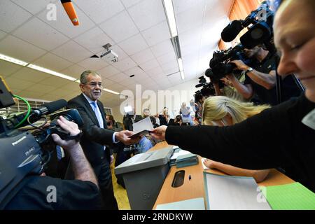 (160523) -- VIENNE, 23 mai 2016 -- une photo déposée montre le candidat à la présidence Alexander Van der Bellen (G) votant dans un bureau de vote lors des élections présidentielles autrichiennes à Vienne, Autriche, le 22 mai 2016. Alexander Van der Bellen, candidat indépendant mais soutenu par les Verts, a été élu président autrichien lors de l'élection avec seulement un peu plus de voix que le candidat de droite Norbert Hofer, a annoncé lundi le ministre de l'intérieur Wolfgang Sobotka. (cl) AUTRICHE-VIENNE-ÉLECTIONS PRÉSIDENTIELLES-RÉSULTAT QianxYi PUBLICATIONxNOTxINxCHN 160523 Vienne mai 23 2016 Banque D'Images