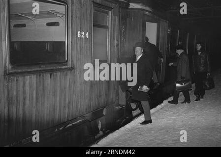 Actual 01 - 2 - 1974 : Voici Jens Evensen- comme la foudre de pétrole! Tout le chef du pétrole norvégien, Jens Evensen, a réussi l'incroyable : rester populaire malgré les injonctions et les restrictions. Aujourd'hui, un ministre du Commerce doit aussi agir comme ministre d'action. Ensuite, il prolonge également la journée de travail de la moitié de la nuit. Nous nous sommes fatigués juste de le suivre de tôt le matin à tard dans la nuit. Photo : Ivar Aaserud / Aktuell / NTB ***PHOTO NON TRAITÉE*** ce texte a été traduit automatiquement! Banque D'Images