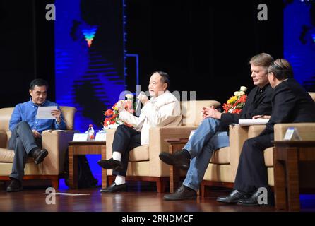 (160524) -- HANGZHOU, le 24 mai 2016 -- les lauréats du prix Nobel Mo Yan (2e L) et le Clezio (2e R) assistent à un dialogue sur le thème Littérature et éducation , pour marquer le 120e anniversaire de la fondation de l'Université du Zhejiang à Hangzhou, dans la province du Zhejiang de l'est de la Chine, le 24 mai 2016. Mo Yan, de Chine, et le Clezio, de France, sont tous deux lauréats du prix Nobel de littérature. (wx) CHINE-HANGZHOU-PRIX NOBEL-DIALOGUE (CN) HanxChuanhao PUBLICATIONxNOTxINxCHN 160524 Hangzhou Mai 24 2016 Prix Nobel Mo Yan 2e l et le Clezio 2e r participent à un dialogue sur le thème de la littérature et de l'éducation pour marquer le 120e A. Banque D'Images