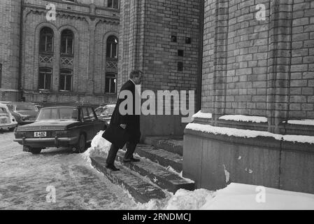 Actual 01 - 2 - 1974 : Voici Jens Evensen- comme la foudre de pétrole! Tout le chef du pétrole norvégien, Jens Evensen, a réussi l'incroyable : rester populaire malgré les injonctions et les restrictions. Aujourd'hui, un ministre du Commerce doit aussi agir comme ministre d'action. Ensuite, il prolonge également la journée de travail de la moitié de la nuit. Nous nous sommes fatigués juste de le suivre de tôt le matin à tard dans la nuit. Photo : Ivar Aaserud / Aktuell / NTB ***PHOTO NON TRAITÉE*** ce texte a été traduit automatiquement! Banque D'Images