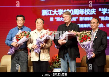 (160524) -- HANGZHOU, 24 mai 2016 -- les lauréats du prix Nobel Mo Yan (2e L) et le Clezio (2e R) posent pour des photos après un dialogue sur le thème Littérature et éducation , pour marquer le 120e anniversaire de la fondation de l'Université du Zhejiang à Hangzhou, province du Zhejiang, dans l'est de la Chine, le 24 mai 2016. Mo Yan, de Chine, et le Clezio, de France, sont tous deux lauréats du prix Nobel de littérature. (wx) CHINE-HANGZHOU-PRIX NOBEL-DIALOGUE (CN) HanxChuanhao PUBLICATIONxNOTxINxCHN 160524 Hangzhou Mai 24 2016 Prix Nobel Mo Yan 2e l et le Clezio 2e r posent pour des photos après un dialogue sur le thème de la littérature et Banque D'Images