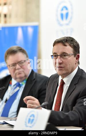 (160524)-- NAIROBI, le 24 mai 2016 -- le Directeur exécutif du PNUE, Achim Steiner (à droite), prend la parole lors d'une conférence de presse sur la deuxième édition de l'Assemblée des Nations Unies pour l'environnement à Nairobi, Kenya, le 24 mai 2016. Le Programme des Nations Unies pour l ' environnement (PNUE) a déclaré qu ' il était nécessaire que les gouvernements remanient les interventions politiques visant à réduire la pollution atmosphérique. KENYA-NAIROBI-ASSEMBLÉE DES NATIONS UNIES POUR L'ENVIRONNEMENT-LUTTE CONTRE LA POLLUTION ATMOSPHÉRIQUE SunxRuibo PUBLICATIONxNOTxINxCHN 160524 Nairobi Mai 24 2016 le Directeur exécutif du PNUE, Achim Steiner, prend la parole lors d'une conférence de presse sur le Secon en cours Banque D'Images