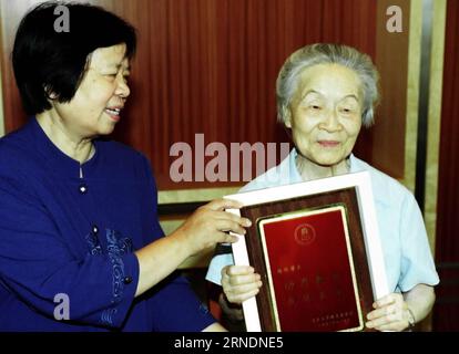 File photo taken on Sept. 7, 2001 shows Yang Jiang (R) at Tsinghua University in Beijing, capital of China. Chinese playwright, author and translator Yang Jiang died at 1:10 a.m. Wednesday at the age of 105, the Chinese Academy of Social Sciences (CASS) told Xinhua. Born Yang Jikang in Beijing, Yang studied in Soochow University and then Tsinghua University in the 1930s. She was married to Qian Zhongshu, a household name in China for his sarcastic novel Fortress Besieged that depicted the lives of Chinese intellectuals in the 1930s. Qian died in 1997. ) (wyl) CHINA-LITERARY FIGURE-YANG JIANG-D Stock Photo