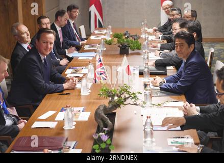 (160525) -- SHIMA, 25 mai 2016 () -- le Premier ministre britannique David Cameron (2e à gauche) rencontre son homologue japonais Shinzo Abe (2e à droite) à l'hôtel Shima Kanko à Shima, préfecture de Mie, Japon, le 25 mai 2016, avant le sommet ISE-Shima des dirigeants du G7. () (djj) JAPAN-SHIMA-BRITAIN-PM-MEETING Xinhua PUBLICATIONxNOTxINxCHN 160525 Shima Mai 25 2016 Premier ministres britanniques David Cameron 2e l rencontre avec sa partie japonaise Shinzo ABE 2e r À l'hôtel Shima Kanko dans la préfecture de Shima Mie Japon 25 2016 mai avant le sommet des dirigeants du G7 ISE Shima djj Japon Shima Britain PM Meeting XINHUA PUBLICA Banque D'Images