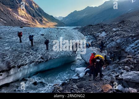 Navigation à travers le glacier Bracken lors d'un trek du Zanskar à la vallée de Warwan, Cachemire, Inde Banque D'Images