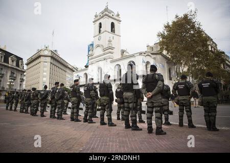 BUENOS AIRES, le 25 mai 2016 -- des membres de la Garde nationale Argentine montent la garde sur la Plaza de Mayo lors des célébrations du 206e anniversaire de la Révolution de mai à Buenos Aires, capitale de l Argentine, le 25 mai 2016. L'Argentine a commencé la révolution de mai le 25 mai 1810 et a annoncé son indépendance en 1816. ARGENTINA-BUENOS AIRES-MAY REVOLUTION-REMEBRATION MARTINxZABALA PUBLICATIONxNOTxINxCHN Buenos Aires Mai 25 2016 des membres de la Garde nationale Argentine S tiennent la garde SUR la Plaza de Mayo lors des célébrations du 206e anniversaire de la Révolution de mai à Buenos Aires capitale de l'Arge Banque D'Images