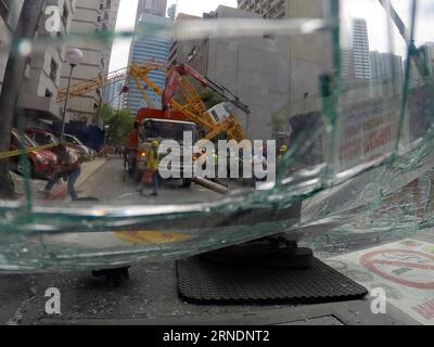 Philippinen: Baukran stürzt auf Straße MAKATI CITY, May 26, 2016 -- Photo taken on May 26, 2016 shows the scene through the windshield of the wreckage of a car as workers clear the debris from a collapsed construction crane on a street in Makati City, the Philippines. The construction crane collapsed on several vehicles and electric posts along the street, injuring two people and causing heavy traffic and power outages in the area. ) THE PHILIPPINES-MAKATI CITY-CONSTRUCTION CRANE COLLAPSE RouellexUmali PUBLICATIONxNOTxINxCHN   Philippines Baukran crashes on Road Makati City May 26 2016 Photo T Stock Photo