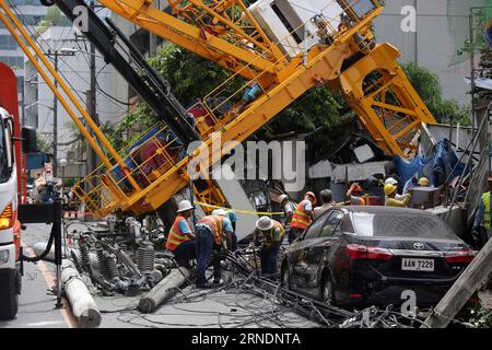 Bilder des Tages Philippinen: Baukran stürzt auf Straße MAKATI CITY, May 26, 2016 -- Workers clear the debris after a construction crane collapsed on a street in Makati City, the Philippines, May 26, 2016. The construction crane collapsed on several vehicles and electric posts along the street, injuring two people and causing heavy traffic and power outages in the area. ) THE PHILIPPINES-MAKATI CITY-CONSTRUCTION CRANE COLLAPSE RouellexUmali PUBLICATIONxNOTxINxCHN   Images the Day Philippines Baukran crashes on Road Makati City May 26 2016 Workers Clear The debris After a Construction Crane Col Stock Photo