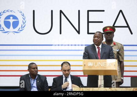 (160526) -- NAIROBI, le 26 mai 2016 -- le président kenyan Uhuru Kenyatta (2e R) prend la parole lors du segment de haut niveau de la deuxième édition de l'Assemblée des Nations Unies pour l'environnement (UNEA2), à Nairobi, Kenya, le 26 mai 2016. La deuxième édition de l’Assemblée des Nations Unies pour l’environnement (UNEA2) est entrée dans le pays d’origine jeudi avec des dignitaires renouvelant l’appel à des efforts concertés pour accélérer la croissance économique à faible émission de carbone et inclusive. On estime que 2 500 délégués de 170 États membres de l'ONU, dont des ministres, des décideurs politiques, des cadres de l'industrie et des militants, participent à l'assemblée mondiale sur l'environnement Banque D'Images