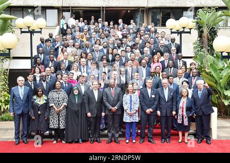 (160526) -- NAIROBI, le 26 mai 2016 -- les chefs de délégation posent pour une photo de groupe lors de l'ouverture du segment de haut niveau de la deuxième édition de l'Assemblée des Nations Unies pour l'environnement (UNEA2) à Nairobi, Kenya, le 26 mai 2016. La deuxième édition de l'Assemblée des Nations Unies pour l'environnement (UNEA2) est entrée dans le pays d'origine jeudi avec des dignitaires renouvelant l'appel à des efforts concertés pour accélérer la croissance économique à faible émission de carbone et inclusive. KENYA-NAIROBI-ASSEMBLÉE DES NATIONS UNIES POUR L'ENVIRONNEMENT-CROISSANCE VERTE ET INCLUSIVE SunxRuibo PUBLICATIONxNOTxINxCHN 160526 Nairobi Mai 26 2016 chefs de délégation Banque D'Images