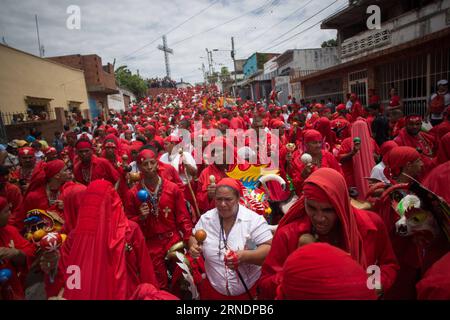 MIRANDA, le 26 mai 2016 -- des gens participent à une célébration du Corpus Christi, dans la ville de San Francisco de Yare, dans l'État de Miranda, au Venezuela, le 26 mai 2016. Selon la presse locale, les Diables dansants de Yare sont une manifestation religieuse populaire datant de plus de 300 ans, qui mélange des éléments des cultures autochtones, noires et espagnoles. (Da) VENEZUELA-MIRANDA-SOCIETY-CELEBRATION STR PUBLICATIONxNOTxINxCHN Miranda Mai 26 2016 célébrités prennent part à une célébration du Corpus Christ dans la ville de San Francisco de Yare Miranda Etat Venezuela LE 26 2016 mai selon Loc Banque D'Images