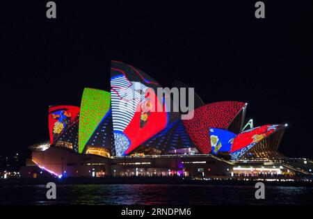 (160527) -- SYDNEY, 27 mai 2016 -- une photo prise le 27 mai 2016 montre l'Opéra de Sydney avec des motifs lumineux pendant le spectacle lumineux Vivid Sydney à Sydney, en Australie. Le Vivid Sydney annuel est reconnu comme l'un des plus grands festivals de musique, de lumière et d'idées au monde qui attire au moins un million de visiteurs de partout dans le monde chaque année. AUSTRALIA-SYDNEY-VIVID SYDNEY LUMIERE XuxHaijing PUBLICATIONxNOTxINxCHN 160527 Sydney Mai 27 2016 photo prise LE 27 2016 mai montre l'Opéra de Sydney avec des motifs lumineux pendant le Vivid Sydney Light Show à Sydney Australie l'Annual V Banque D'Images