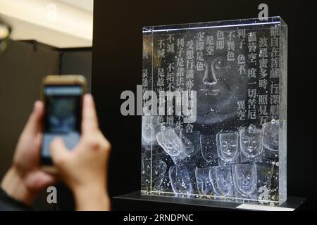 (160527) -- HONG KONG, 27 mai 2016 -- Un journaliste prend des photos d'une œuvre d'art en verre de cristal de Loretta hui-shan Yang à Hong Kong, dans le sud de la Chine, le 27 mai 2016. Une exposition présentant des créations en cristal de l'artiste Loretta hui-shan Yang de LIULIGONGFANG (littéralement, atelier de cristal) du sud-est de la Chine Taiwan a débuté vendredi à Hong Kong. L'événement durera jusqu'au 5 juin. ) (Zhs) CHINA-HONG KONG-TAIWAN-CRYSTAL GLASS ART (CN) LiuxYun PUBLICATIONxNOTxINxCHN 160527 Hong Kong Mai 27 2016 un journaliste prend des photos d'une œuvre d'art en cristal de Loretta hui Shan Yang à Hong Kong, Chine méridionale Banque D'Images